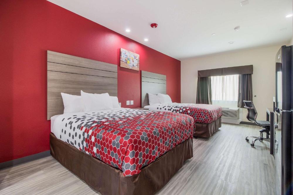 Queen Room with Two Queen Beds - Non-Smoking interior